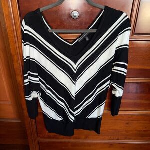 WHITE HOUSE BLACK MARKET striped v-neck half sleeve sweater, women’s medium